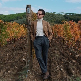 Какие пиджаки носить с белой водолазкой мужчине