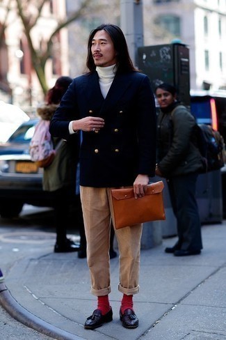 Как носить белую водолазку с синим пиджаком мужчине