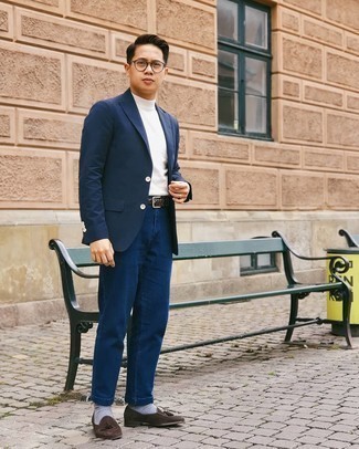 Как носить белую водолазку с синим пиджаком мужчине