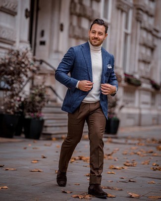 Как носить белую водолазку с синим пиджаком мужчине