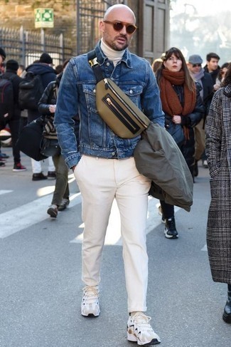 Как носить белую водолазку с синей джинсовой курткой мужчине