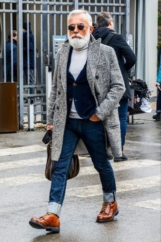 Как носить белую водолазку с синими джинсами мужчине