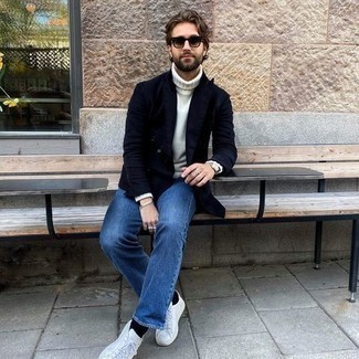 Как носить белую водолазку с синими джинсами мужчине