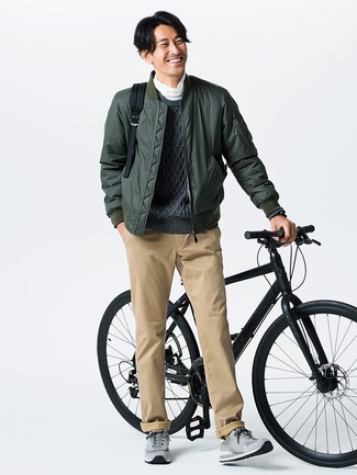 Какие бомберы носить с белой водолазкой мужчине