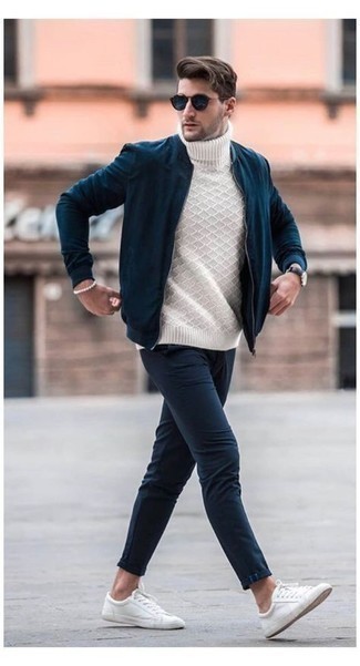 Какие бомберы носить с белой водолазкой мужчине