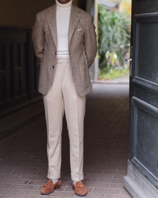 Как носить белую водолазку с коричневым пиджаком мужчине