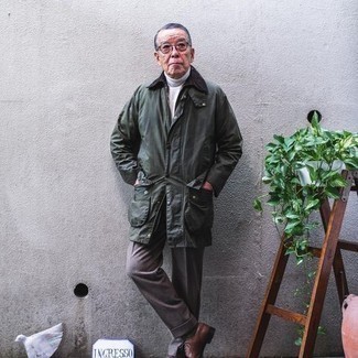 Как носить белую водолазку с коричневыми классическими брюками мужчине