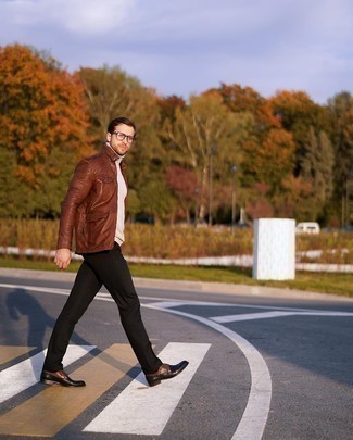 Как носить белую водолазку с коричневой полевой курткой