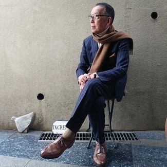 Как носить белую водолазку с коричневыми кожаными туфлями дерби