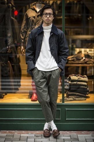 Как носить белую водолазку с коричневыми кожаными лоферами мужчине