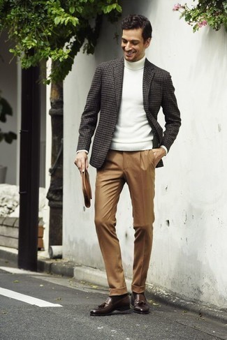 Как носить белую водолазку с коричневыми кожаными лоферами мужчине