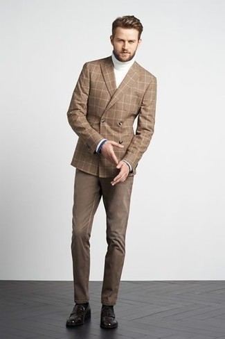 Как носить белую водолазку с коричневыми кожаными лоферами мужчине