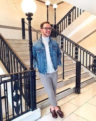 Как носить белую водолазку с коричневыми кожаными лоферами мужчине