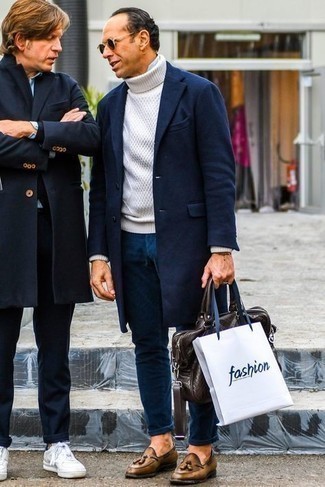 Как носить белую водолазку с коричневыми кожаными лоферами мужчине