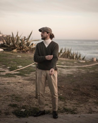 Как носить белую водолазку с коричневыми кожаными лоферами мужчине