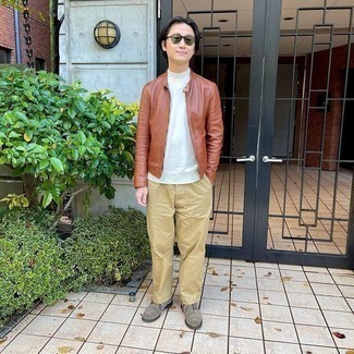 Как носить белую водолазку с коричневыми замшевыми ботинками дезертами