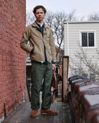 Как носить белую водолазку с коричневыми замшевыми ботинками дезертами