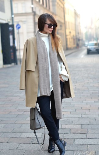 Как носить белую водолазку с светло-коричневым пальто женщине