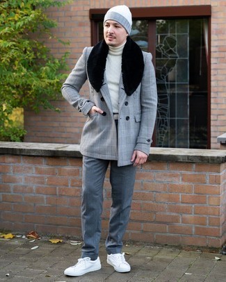 Как носить белую водолазку с темно-серыми брюками чинос