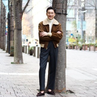 Как носить белую водолазку с темно-серыми классическими брюками мужчине