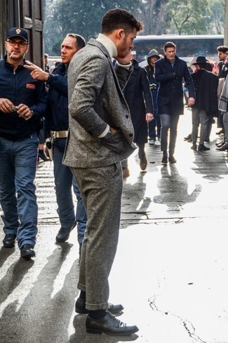 Как носить белую водолазку с темно-серым шерстяным костюмом