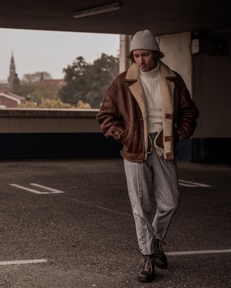 Как носить белую водолазку с темно-коричневыми кожаными рабочими ботинками мужчине