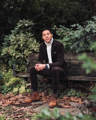 Как носить белую водолазку с темно-коричневым костюмом