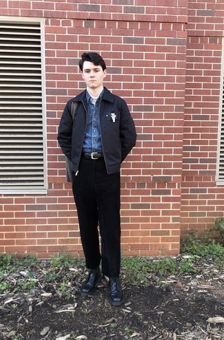 Какие джинсовые рубашки носить с белой водолазкой мужчине