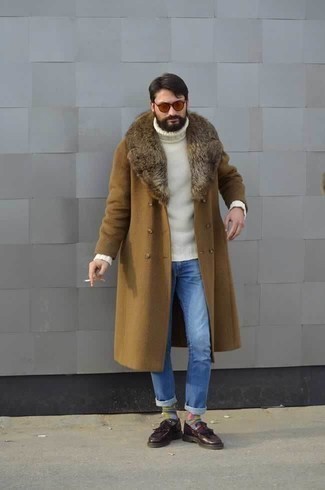 Какое пальто с меховым воротником носить с белой водолазкой мужчине