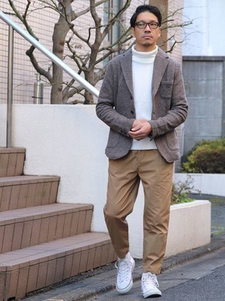 Как носить белую водолазку с серым пиджаком мужчине