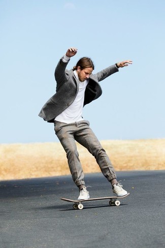 Как носить белую водолазку с серыми спортивными штанами мужчине