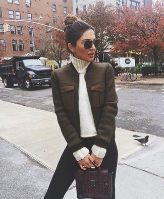 Какие леггинсы носить с белой водолазкой