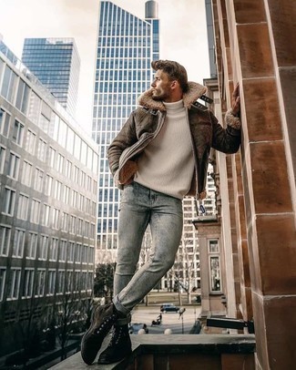 Как носить белую водолазку с голубыми джинсами мужчине