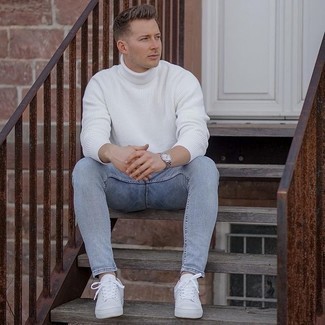 Как носить белую водолазку с голубыми джинсами мужчине