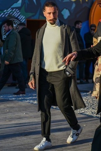 Какие низкие кеды носить с белой водолазкой мужчине