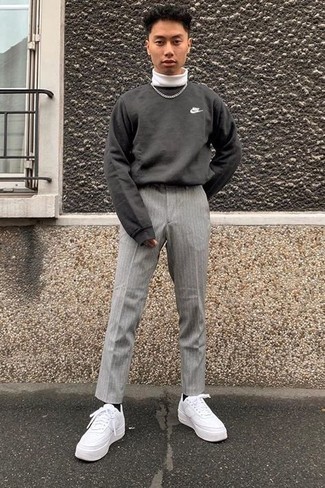 Какие низкие кеды носить с белой водолазкой мужчине