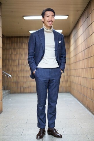 Как носить белую водолазку с темно-синим костюмом в клетку