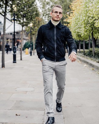 Как носить белую водолазку с темно-синим замшевым бомбером мужчине