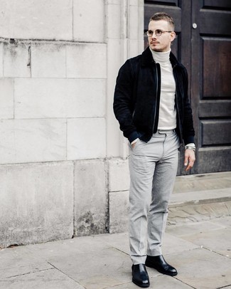 Как носить белую водолазку с темно-синим замшевым бомбером мужчине