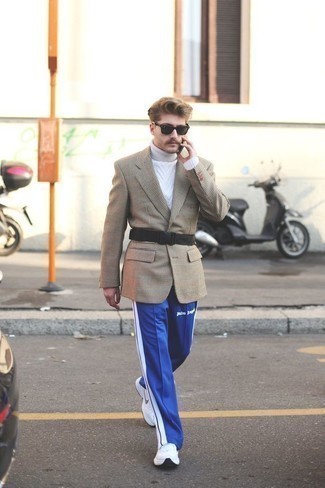 Как носить белую водолазку с темно-синими спортивными штанами мужчине