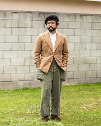 Как носить белую водолазку с оливковыми брюками карго