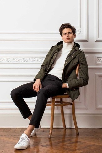 Как носить белую водолазку с оливковой полевой курткой