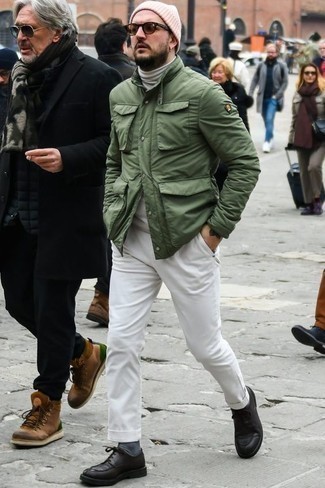 Как носить белую водолазку с оливковой полевой курткой