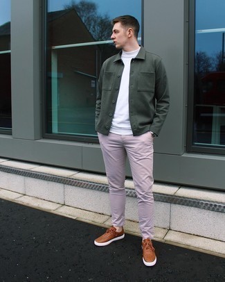 Как носить белую водолазку с розовыми брюками чинос