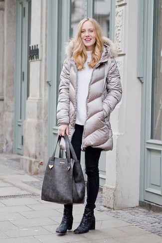 Какие пуховики носить с белой водолазкой женщине