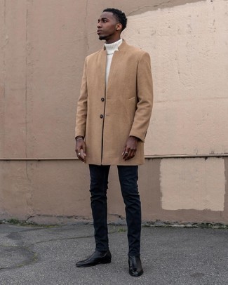 Какие зауженные джинсы носить с белой водолазкой мужчине