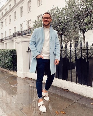 Какие зауженные джинсы носить с белой водолазкой мужчине