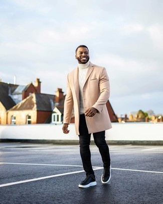 Какие зауженные джинсы носить с белой водолазкой мужчине