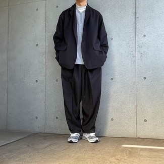 Какие костюмы носить с белой водолазкой