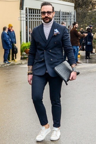 Какие костюмы носить с белой водолазкой